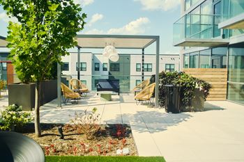 Courtyard or pool  patio*